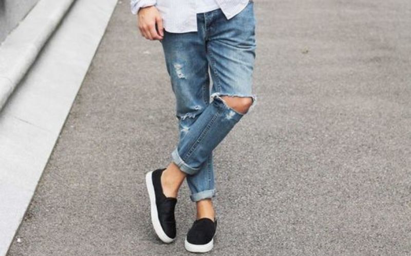 Phối slip on cùng quần jeans phong cách