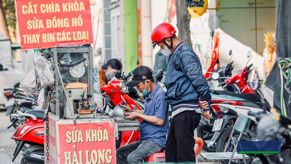 Những điểm chạm dễ rơi khách trong hành trình mua giày online