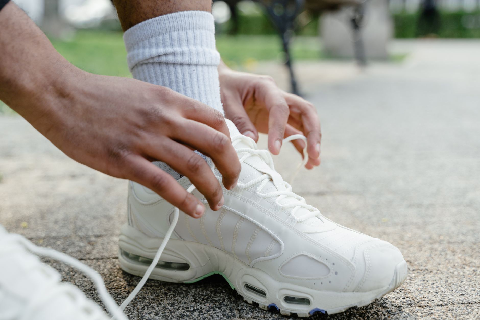 Vì sao sneaker trắng dễ bị ố vàng sau thời gian sử dụng