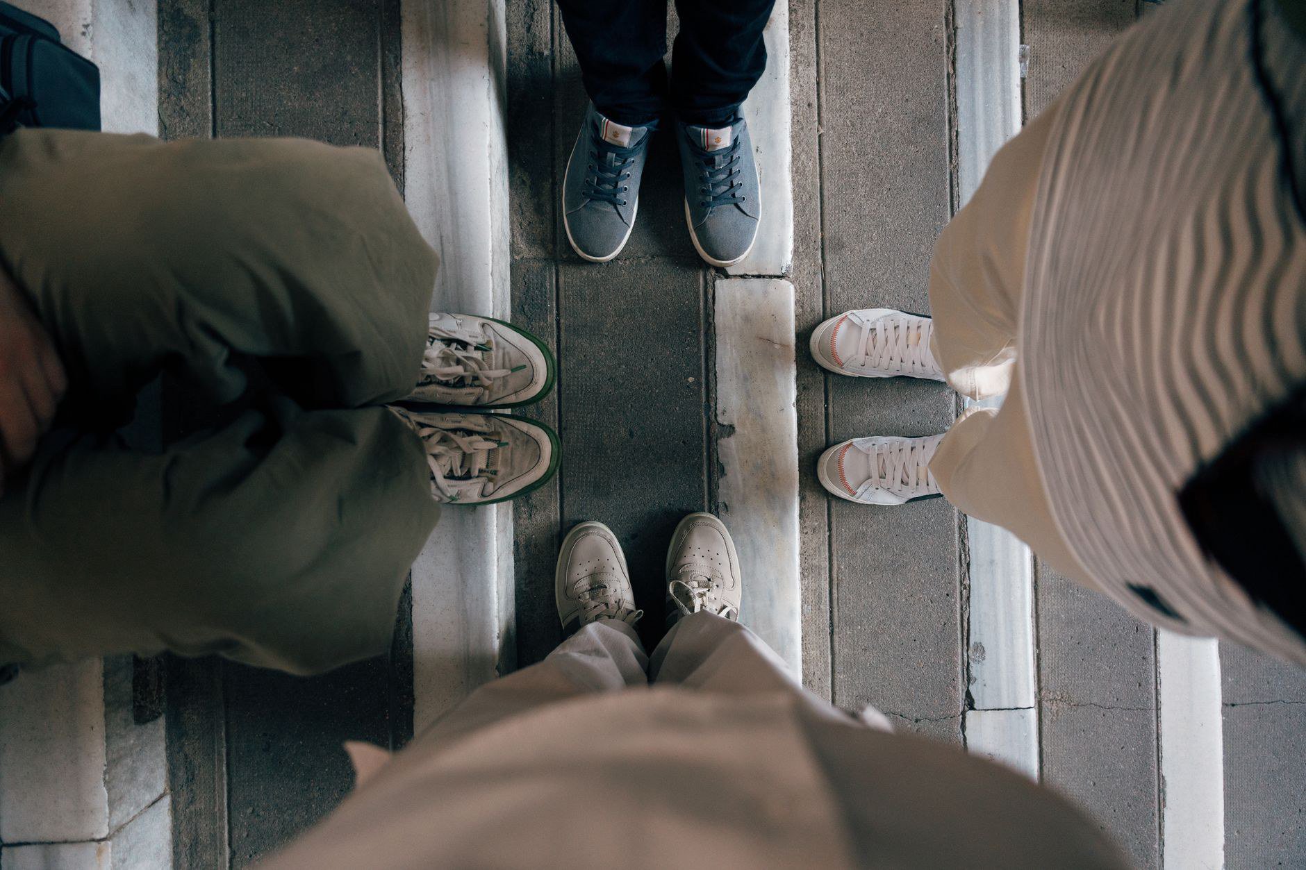 Câu hỏi 2: Giày da và giày sneaker nên ưu tiên loại nào trước